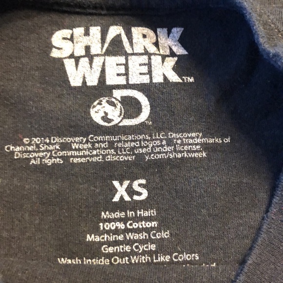 Bite me Shark week XS juniors T-shirt gently worn - Picture 5 of 6